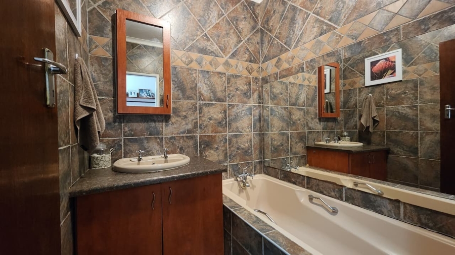 5 Bedroom Property for Sale in Vredenburg Western Cape